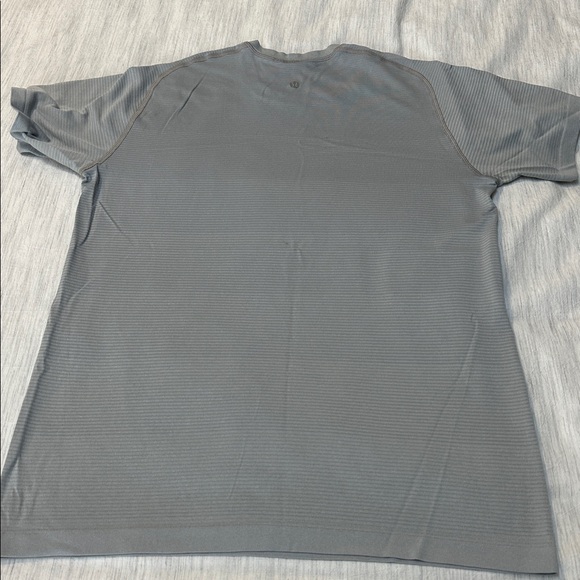 Lululemon Metal Vent Shirt - Picture 2 of 4